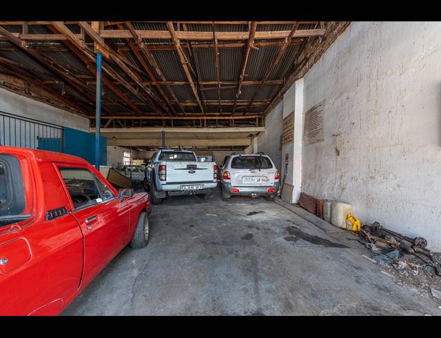 725M² BUILDING FOR SALE IN SPRINGS CENTRAL